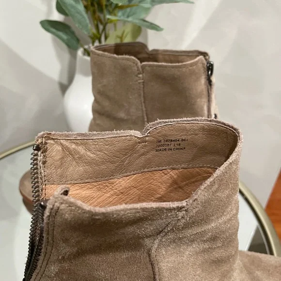 ✨FRYE WOMENS TAN SUEDE BOOTIE•SIZE 7✨ - Picture 7 of 10